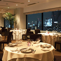 フレンチレストラン ベイサイド／ホテルアジュール竹芝 画像1 夜景が見えるレストラン