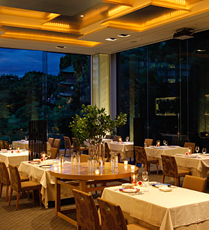  フランス料理 カメリア ／ ホテル椿山荘東京 画像1 夜景が見えるレストラン