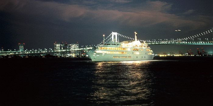 シンフォニー東京湾クルーズ 画像3 夜景が見えるレストラン